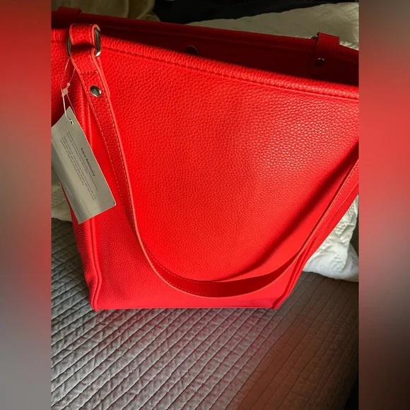 NWT RARE Thirty-One Daring Abbey byJewell Coral Faux Leather
9.5”Wx13.5”L  NWT - Picture 2 of 6